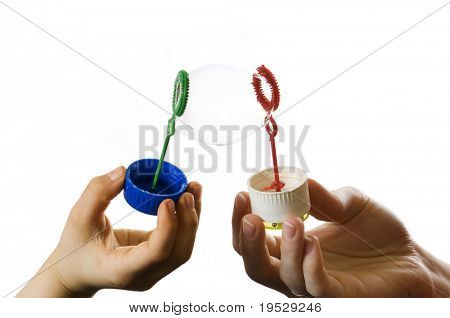 kaksi kättä äidin ja lapsen saippuakupla