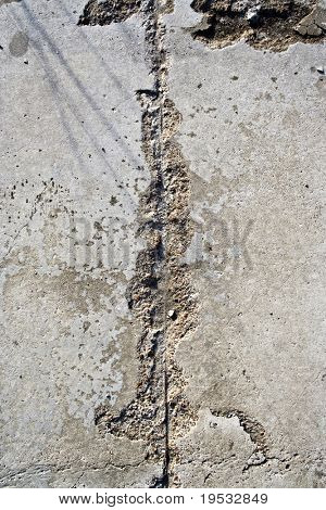 Gammal asfalt väg ytstruktur med spricka