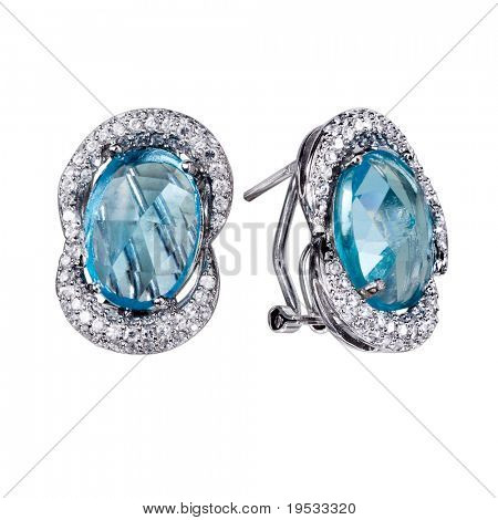 Orecchini di close-up con zircone e costose gemme blu grande
