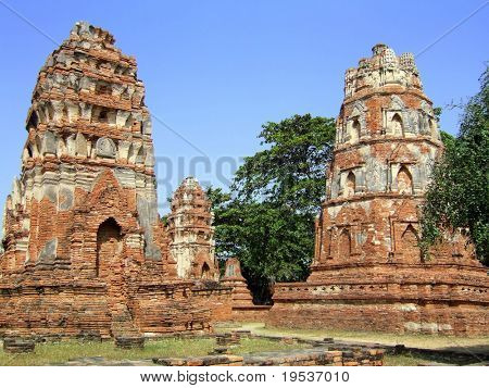ซากปรักหักพังของพระพุทธศาสนาไทยวัดของวัด Mahatat ในอยุธยาใกล้กับกรุงเทพมหานคร ไทย
