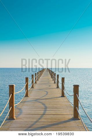 Pier i himmelske blå plads