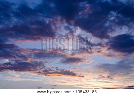 Bright Cumulus obloka in sunset light after the rain