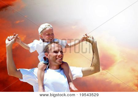 Glade far give sin søn en himmel baggrund piggyback ride