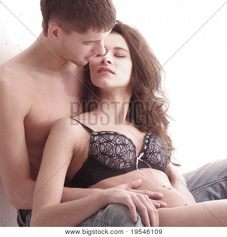 Fiatal, szerelmes pár az ágyban