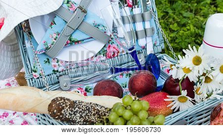 picnic in the style of shabby chic.