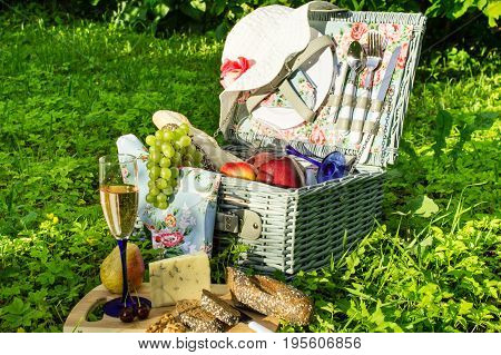 picnic in the style of shabby chic.