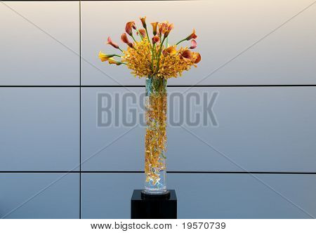 유리 제 화병에서 디자이너 꽃 꽃다발