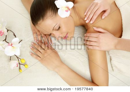 Una mujer atractiva spa tratamiento aislado en blanco, desde arriba