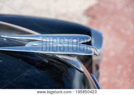 New Yorker Deluxe Hood Ornament