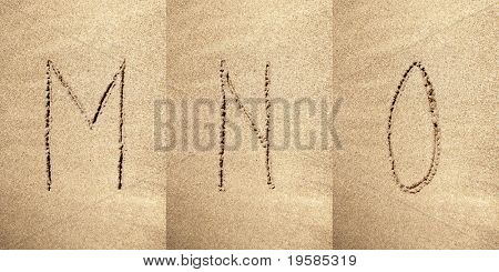 알파벳 M N O 아름 다운 해변에서 모래에 손으로 쓴 편지
