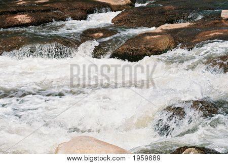 在盐河上冲水