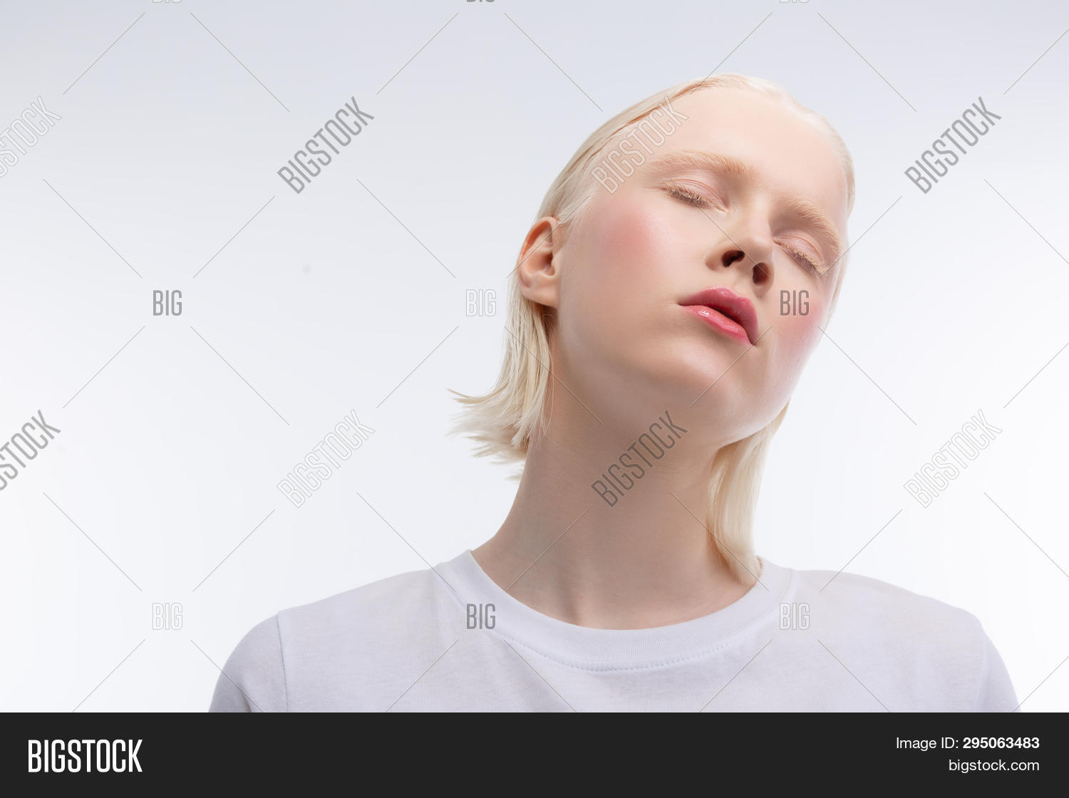 Ноздри девочек крупным планом. Губы крупно. Губы без помады красивые. Отвисшие щеки у людей фото. Рука лицо.