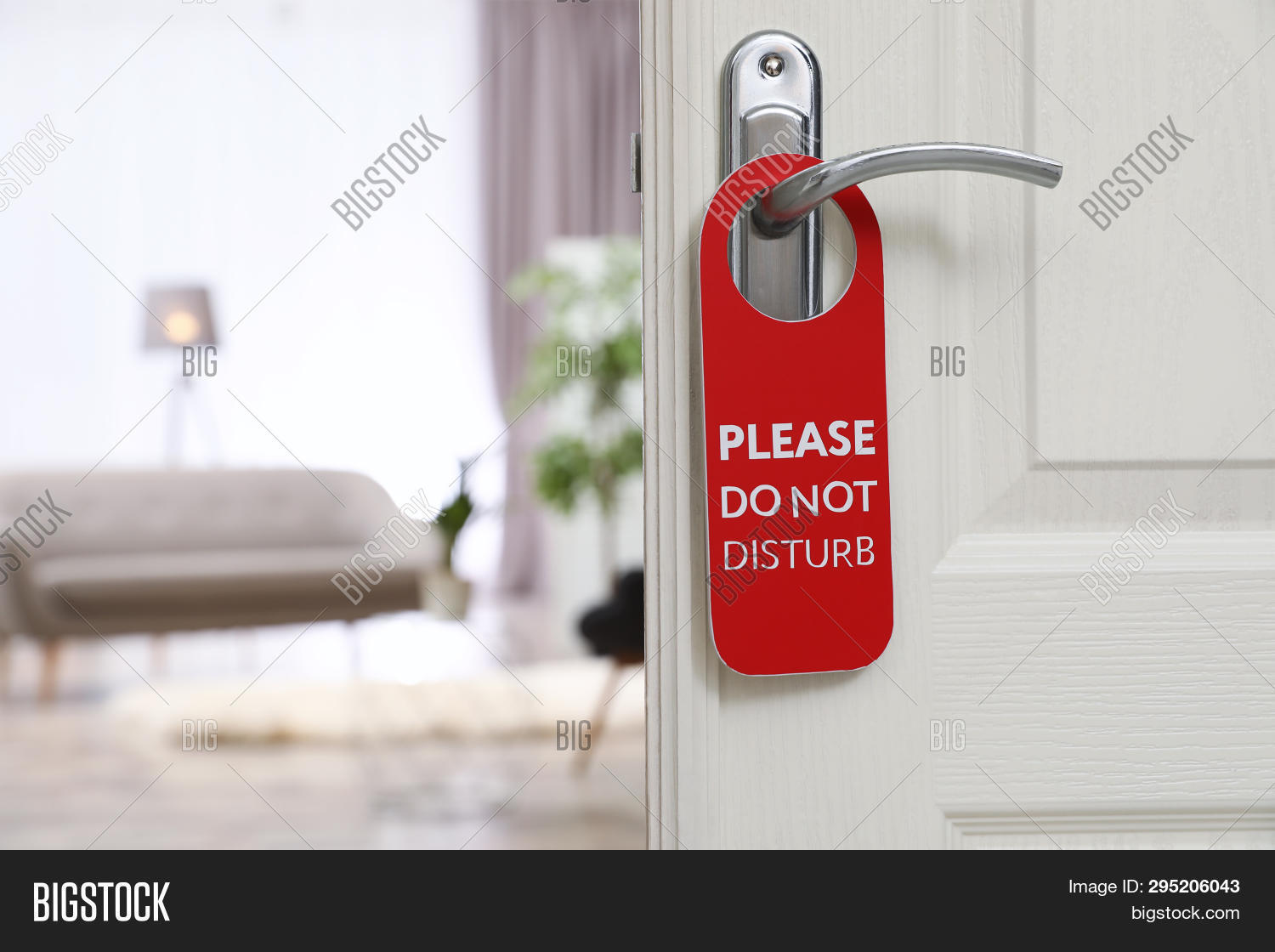 Нет мест в отеле. Do not open door. Табличка do not disturb. Do not open надпись на бутылке. Do not open door.