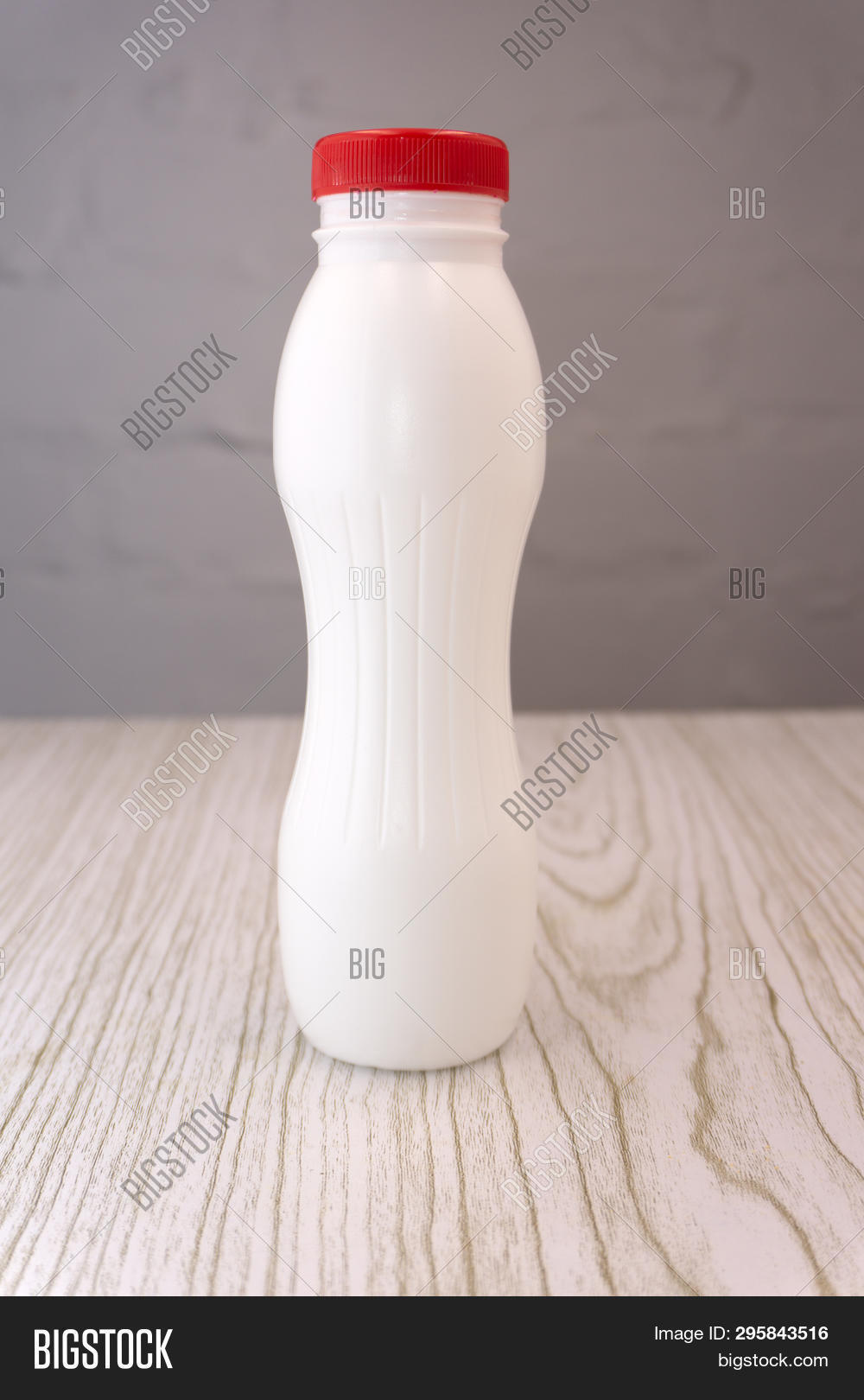 пластиковая бутылка молока. бутылка для йогурта белая. йогурт бутылках с пластик. бутылочки из под йогурта. бутылки под йогурт.