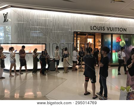 Bangkok, Thailand - April 16, 2018: Louis Vuitton Shop With A Queue Of Asian Chenese People On An Or