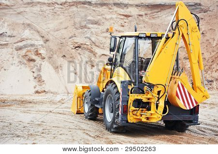 Ladeprogramm Mobilbagger mit Heckbagger laden Sand am Eathmoving arbeitet in Baustelle
