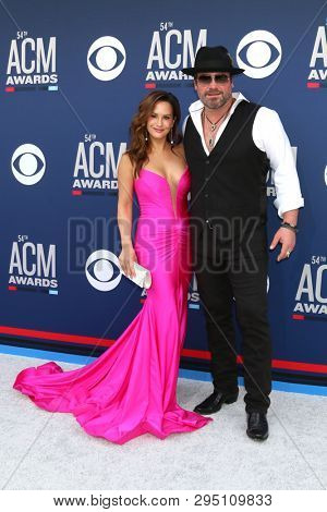 LAS VEGAS - APR 7:  Sara Reeveley, Lee Brice at the 54th Academy of Country Music Awards at the MGM Grand Garden Arena on April 7, 2019 in Las Vegas, NV