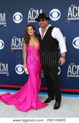 LAS VEGAS - APR 7:  Sara Reeveley, Lee Brice at the 54th Academy of Country Music Awards at the MGM Grand Garden Arena on April 7, 2019 in Las Vegas, NV