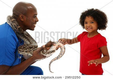 Vétérinaire et propriétaire de serpent enfant d'âge préscolaire aidant Pet sur fond blanc