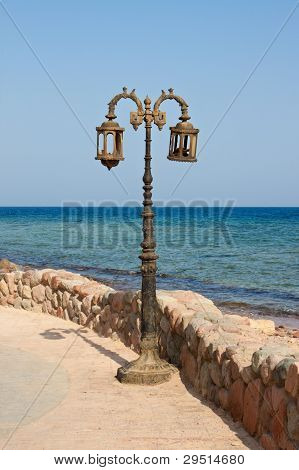 Pouliční lampa poblíž moře v Dahabu