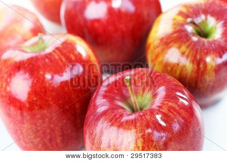 อร่อย aplles สีแดงบนพื้นหลังสีขาว