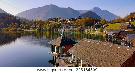 Grundlsee, Austria - October 16, 2018. Lake Grundlsee In The Fall During The Sunrise. View Of The Al