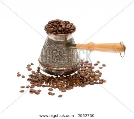 Cezve を新鮮な白い背景の上にコーヒー豆を焙煎