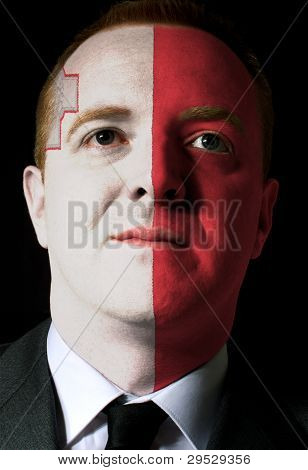 Tvář vážný podnikatel nebo politik maloval v barvách vlajky Malta