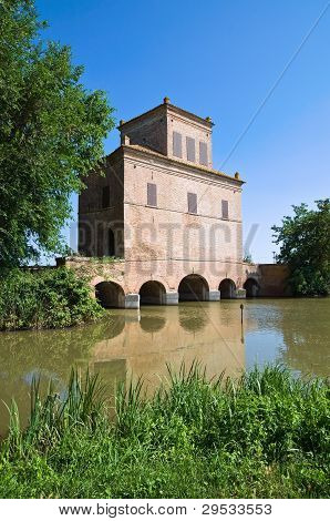 Abate věž. Mesola. Emilia-Romagna. Itálie.