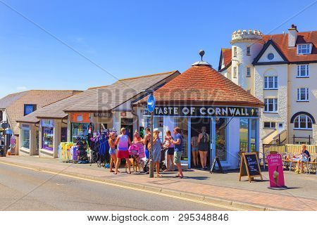 7 July 2018: Bude Cornwall Uk - In The Continuing Hot Sunny Weather, People Cool Off Eating Ice Crea