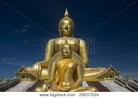 Dobbelt Golden Buddha i udendørs.