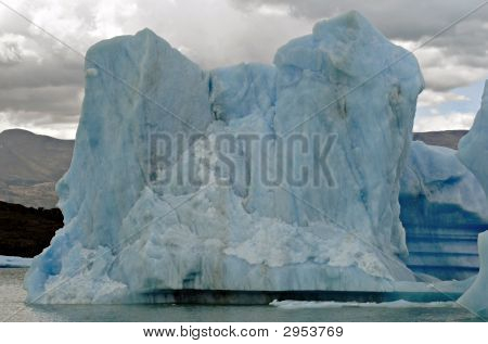 ภูเขาน้ำแข็งใน Lake Argentino ใกล้ Upsala กลาเซียร์