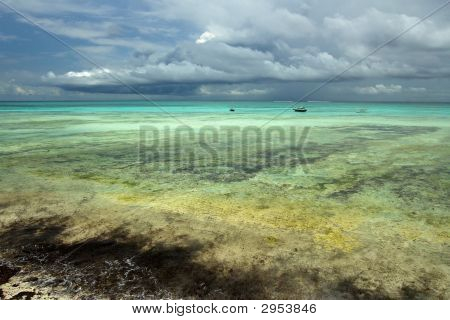 Segelboote im indischen Ozean nahe am Meer.