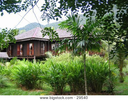 Casa tradicional da Malásia sobre palafitas
