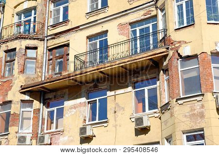 Moscow, Russia - March, 2019: The Dilapidated Facade Of A Five-story Brick Office Building Built In 