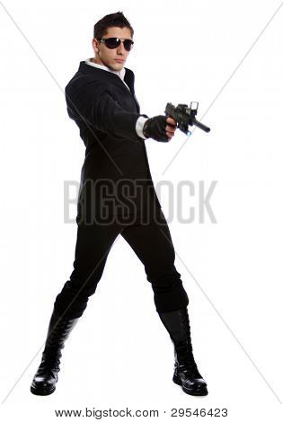 Giovane in abito nero, tenendo la pistola isolata on white background