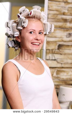 Unge smukke pige er at have hår curlere på hovedet