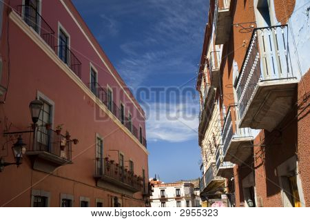 Gatan Orange Adobe vägg balkonger blommor Guanajuato Mexiko