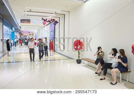 Singapore - February 16, 2017: Women Having A Lunch On The Beanch Inside Modern Shopping Mall In Sin
