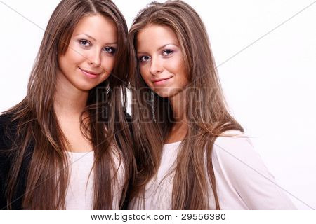 Gemelli di due ragazze, isolato su bianco