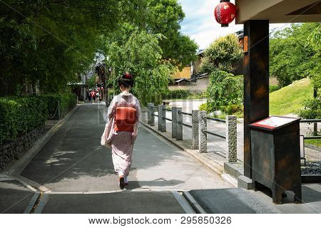 Kyoto, Japan - June 12, 2017: A Lady In Traditional Kimono Walking In A Alley Of The Ancient Ponto-c