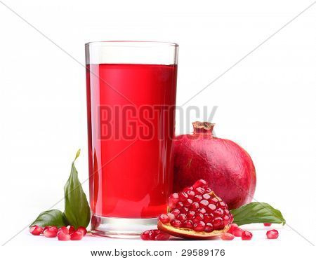 rijpe pomergranate en glas sap geïsoleerd op wit