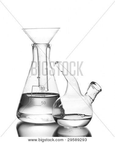 Matraz y gotero de Schuster con agua y reflexión aislado en blanco