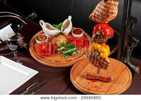 큰 맛 있는 불고기 꼬치에 꾸며진된 테이블에 상처