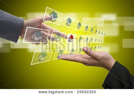Business mano selezionare nuovo Real Estate dal rappresentante di vendita utilizzando per la nuova proprietà investimento Conc