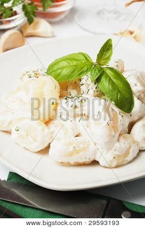 Gnocchi di patata, italienske kartoffel noodle med ostesauce og basilikum