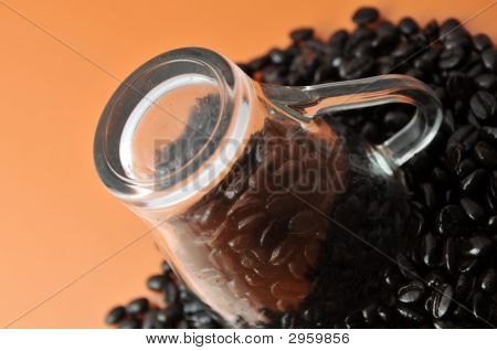 Glas Tasse mit Kaffee Bohnen