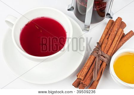 Teetä mustikka ja chabrets kanelitankojen ja hunajaa