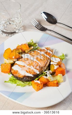 una fetta di salmone in un giardino di insalata