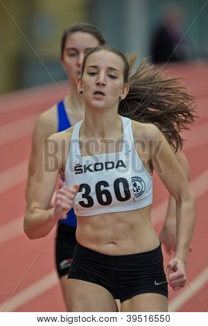 LINZ, Österrike - 25 februari: Magdalena Lindl (#360, Österrike) sjätte förlägger i Damernas 400 m händelse 